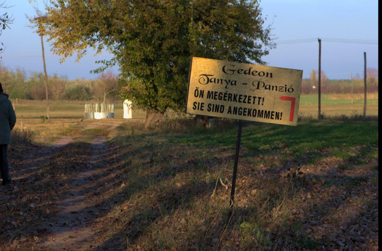 Gasthaus Gedeon Tanya Panzio Jakabszállás Exterior foto